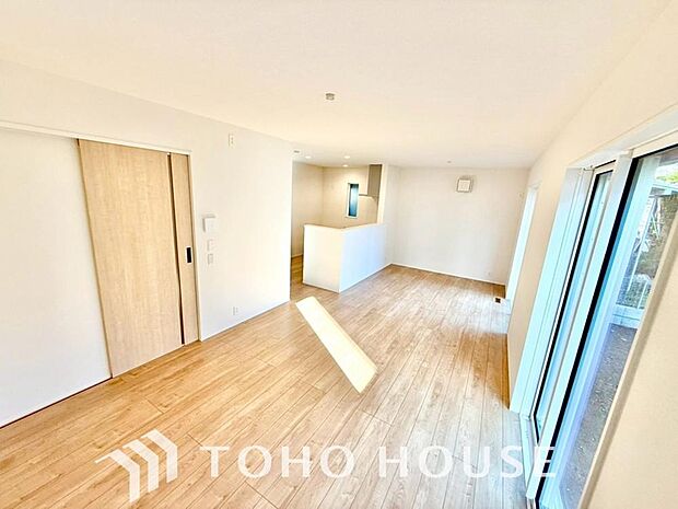 光と風があふれる開放的なリビングダイニングには自然と家族みんなが集まってきます。