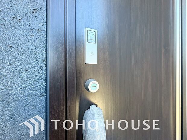 ICチップを用いたカードやボタンなどで玄関扉の鍵の施錠・解錠が出来る設備。