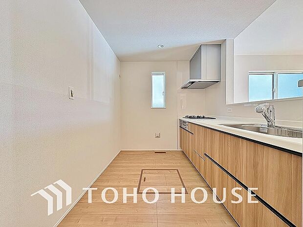 ご家族みんなで調理ができる位のスペースを実現したキッチン空間となっております。