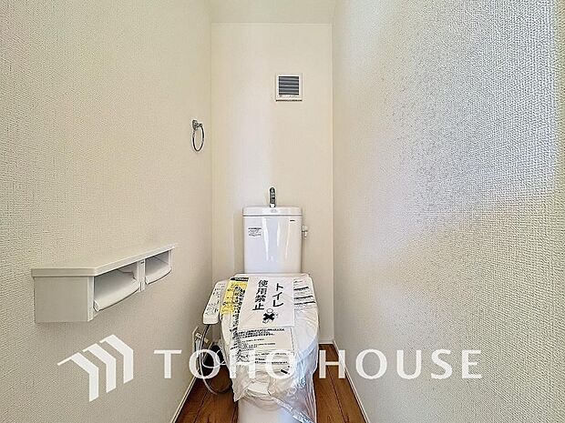 十分な広さと清潔感のあるカラーで纏まったおトイレ。時間に余裕とゆとりを持たせます。