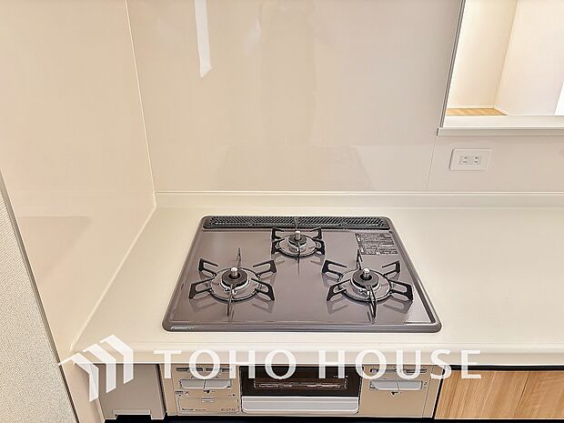 3口コンロは一度に複数のお料理を作ることができるメリットがあります。毎日のキッチンタイムを効率よく。