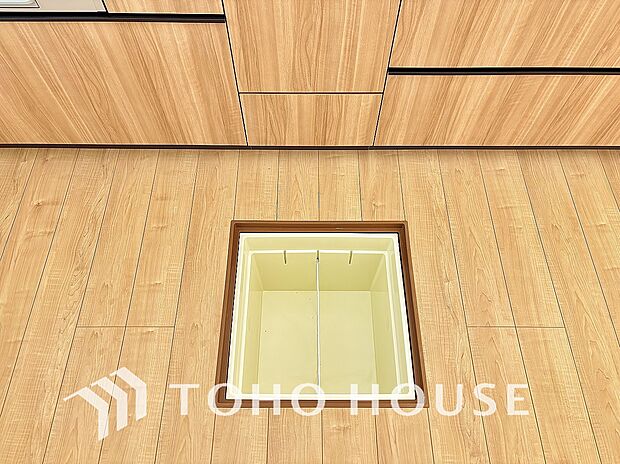 キッチン下部に設けた床下収納。缶詰のストックや非常食、梅酒や味噌などの保存食入れとして利用可です。