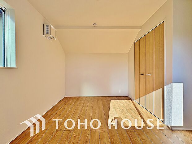 清潔感あるホワイトの壁紙と温もり溢れるカラーの床材が見事に調和した本邸宅。