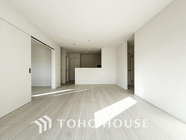 爽やかな通風と採光を存分に感じる事が出来る空間。毎日の暮らしに癒しをもたらす居心地の良いリビング。