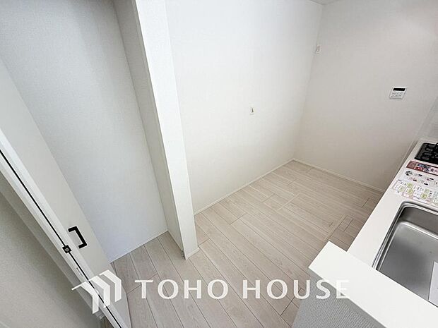 建物内部の収納には拘りました。共有部分に設けた収納。お荷物が多い方にも安心です。