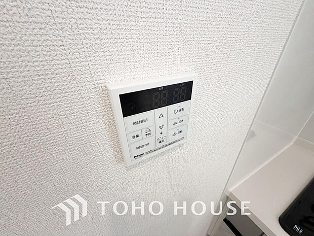 スイッチひとつで湯を浴槽に張ったり、保温や追い焚き機能を自動で行える便利なオートバスシステムを搭載。