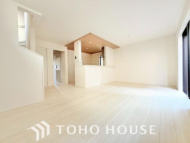 リビングも広く設け、訪れる人々を暖かく迎えてくれます。