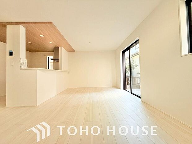 忙しい朝でも、しっかり家族が揃って食事をして頂けるゆとりある大きさのダイニングスペース。