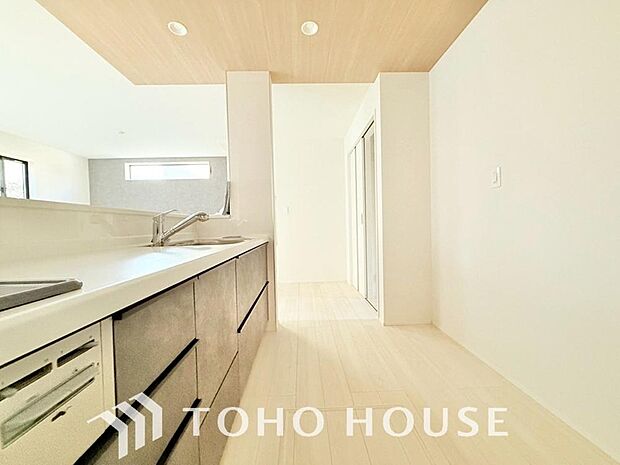 キッチンの収納は、デッドスペースになりやすい箇所を有効活用できる、スライド式収納を採用しました。