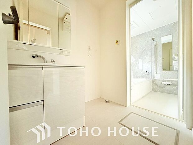 身だしなみのチェックがしやすい大きな鏡、下には収納がたっぷり。スッキリとした空間を演出いたします。