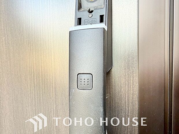 ICチップを用いたカードやボタンなどで玄関扉の鍵の施錠・解錠が出来る設備。