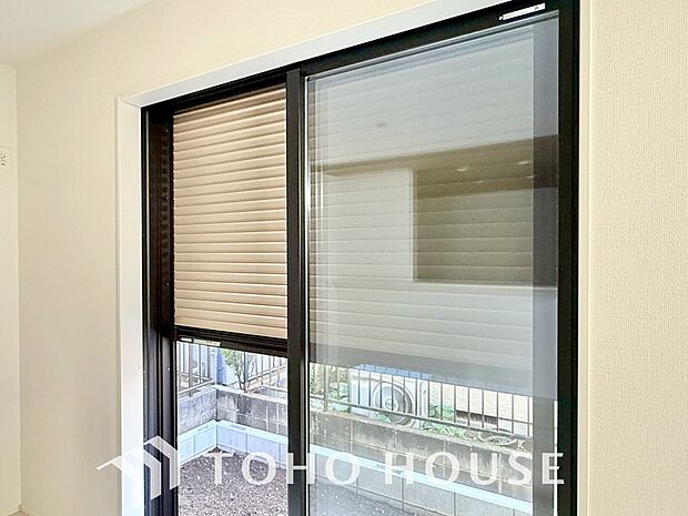 戸建にも防犯機能のシャッターを完備しております。寒い冬でも中から開閉が可能ですのでラクラクな所も便利です。