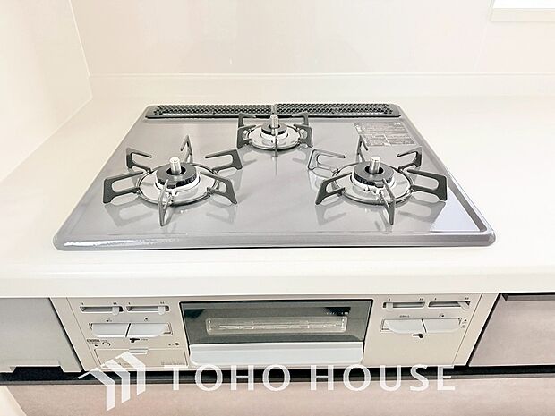 3口コンロは一度に複数のお料理を作ることができるメリットがあります。毎日のキッチンタイムを効率よく。