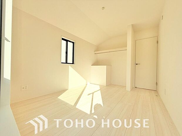 清潔感あるホワイトの壁紙と温もり溢れるカラーの床材が見事に調和した本邸宅。