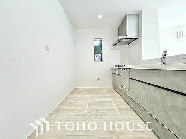 ご家族みんなで調理ができる位のスペースを実現したキッチン空間となっております。