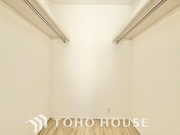 建物内部の収納には拘りました。共有部分に設けた収納。お荷物が多い方にも安心です。