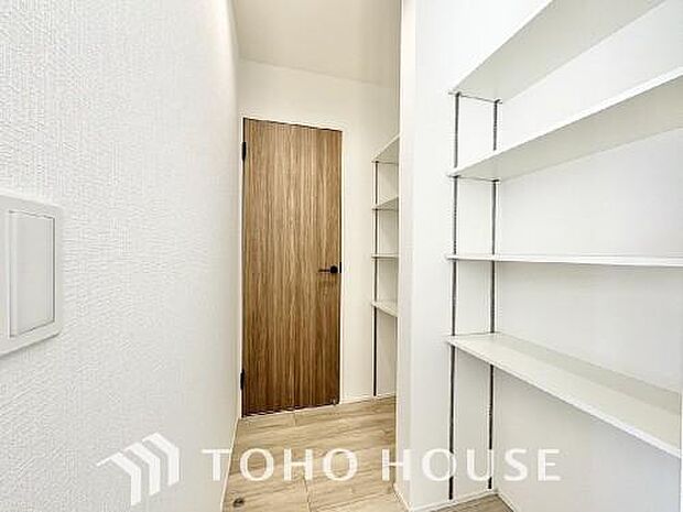 お子様のおもちゃやゴルフバック等、大きなお荷物をお持ちの方やお荷物が多い方でも安心のスペースです。