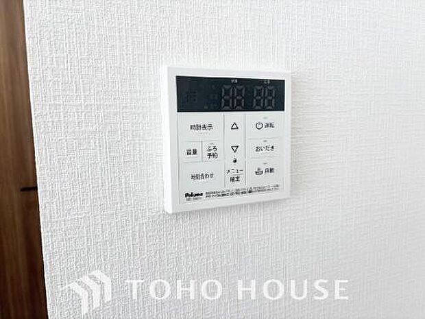 お風呂場と台所に操作リモコンがあり、キッチン近くにある給湯リモコンは、お料理の最中でもリビングで寛いでいるなかでもボタン一つで簡単に沸かせて便利ですね。