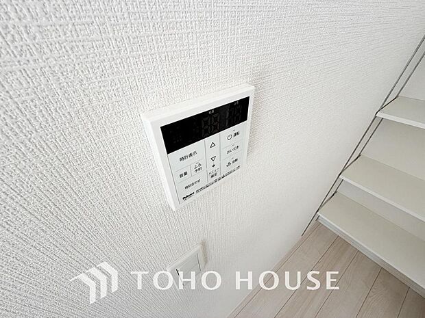 お風呂場と台所に操作リモコンがあり、キッチン近くにある給湯リモコンは、お料理の最中でもリビングで寛いでいるなかでもボタン一つで簡単に沸かせて便利ですね。