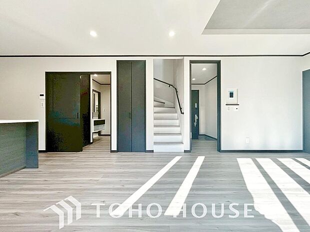 光が注がれる青い空から鮮やかに赤色にゆっくりと染まる。そんな優しい時間がここでは流れてゆく。