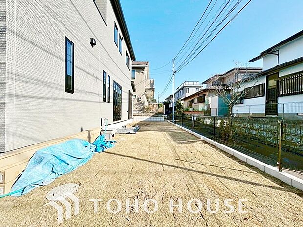 リビングの窓先に緑を感じる生活が贅沢に感じる世の中です。ガーデニングで癒しの空間を。