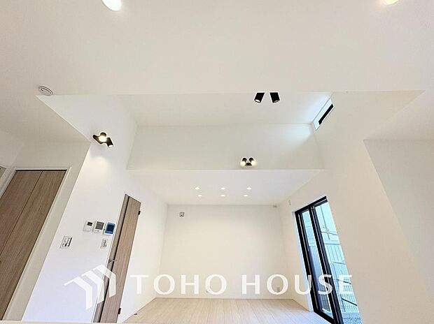 光と風があふれる開放的なリビングダイニングには自然と家族みんなが集まってきます。