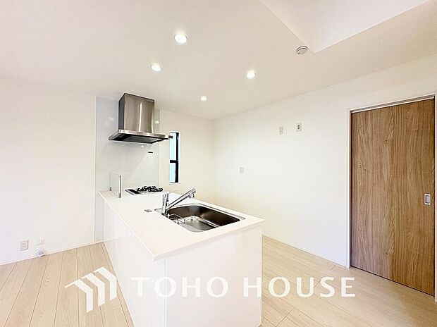 家族みんなでゆったりと調理や食事の準備ができる十分な広さを確保した、快適なキッチンスペース。