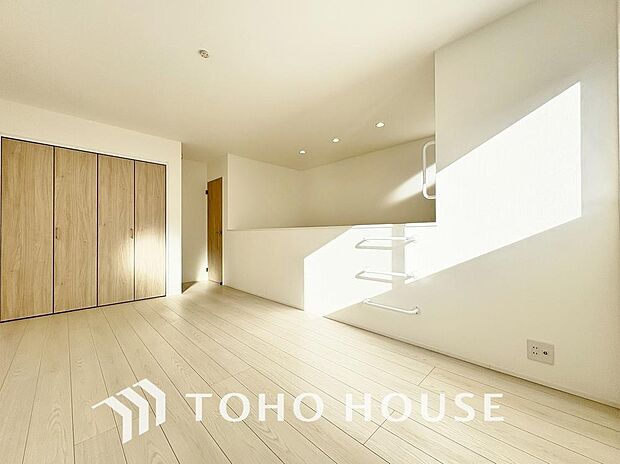 落ち着いたカラーの室内。インテリアやファブリックでお好みのテイストデザインを取り入れて頂けます。