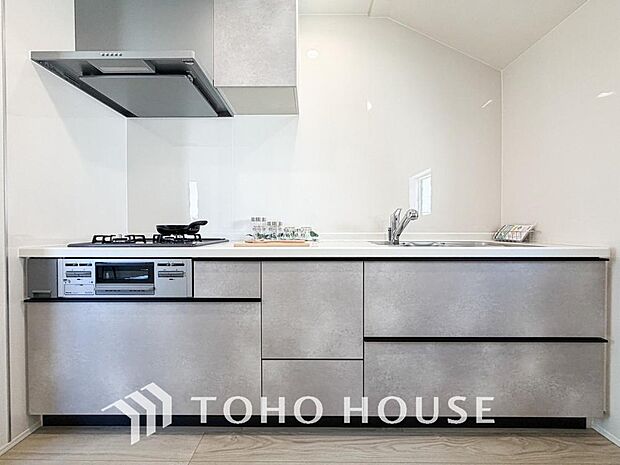 夫婦そろってキッチンに立っても調理がしやすく余裕の広さ。家事をしながら会話も弾みます。