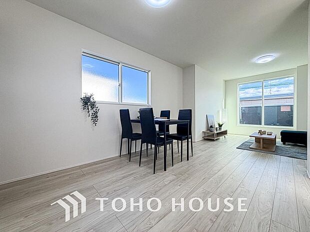 光が注がれる青い空から鮮やかに赤色にゆっくりと染まる。そんな優しい時間がここでは流れてゆく。