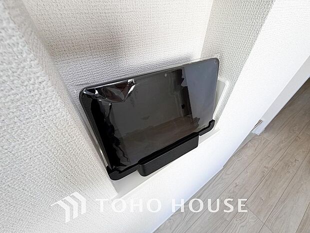 誰が来てもわかる様にモニター付きインターホンを設置。家事導線を考慮した個所に設置し、防犯性と利便性に優れ快適と安らぎを合わせた優しい設計。