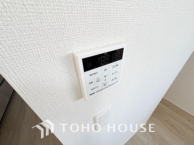 お風呂場と台所に操作リモコンがあり、キッチン近くにある給湯リモコンは、お料理の最中でもリビングで寛いでいるなかでもボタン一つで簡単に沸かせて便利ですね。