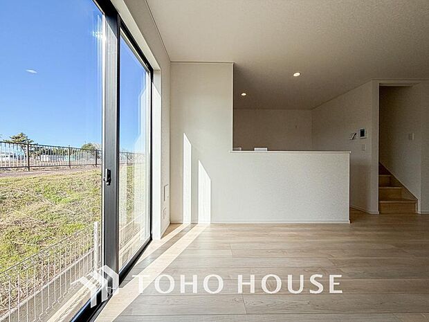 作り手の「気持ちの良いリビングでお過ごししていただきたい」という思いを感じさせます。