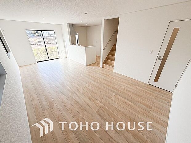通風と採光を考慮したリビングは地域の鼓動を感じながらお寛ぎ頂くことが可能です。