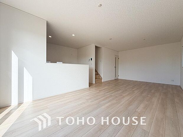 心温まるくつろぎを楽しめるリビングは、静かで落ち着いた癒しの空間となり、家族とゆったり過ごせます。