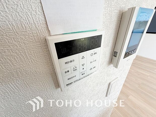 スイッチひとつで湯を浴槽に張ったり、保温や追い焚き機能を自動で行える便利なオートバスシステムを搭載。