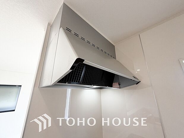 昨今主流のスリムタイプのレンジフード。スタイリッシュな見た目からインテリアとしても人気がある型です。
