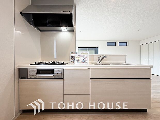 家族みんなでゆったりと調理や食事の準備ができる十分な広さを確保した、快適なキッチンスペース。