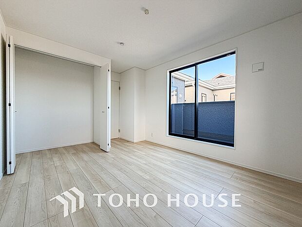 清潔感あるホワイトの壁紙と温もり溢れるカラーの床材が見事に調和した本邸宅。