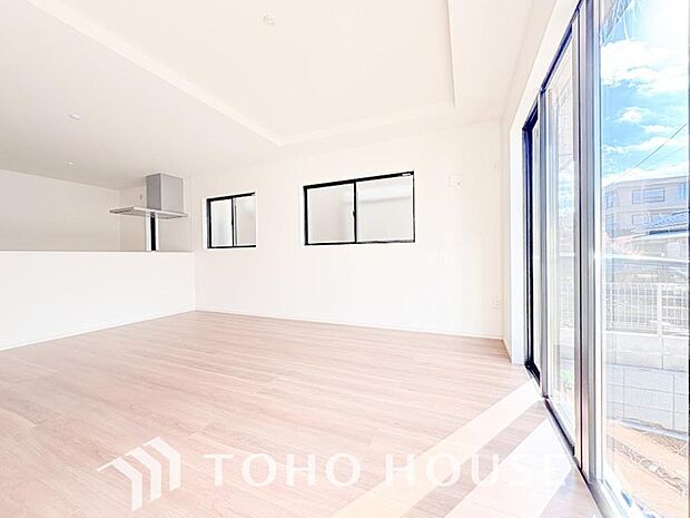 リビングも広く設け、訪れる人々を暖かく迎えてくれます。