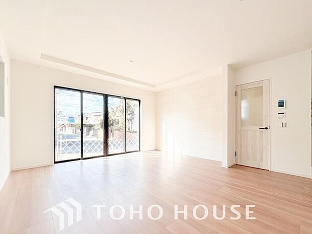 光が注がれる青い空から鮮やかに赤色にゆっくりと染まる。そんな優しい時間がここでは流れてゆく。