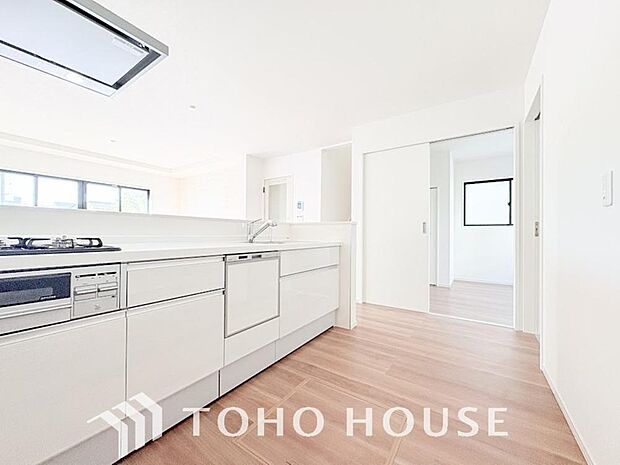 ご家族みんなで調理ができる位のスペースを実現したキッチン空間となっております。