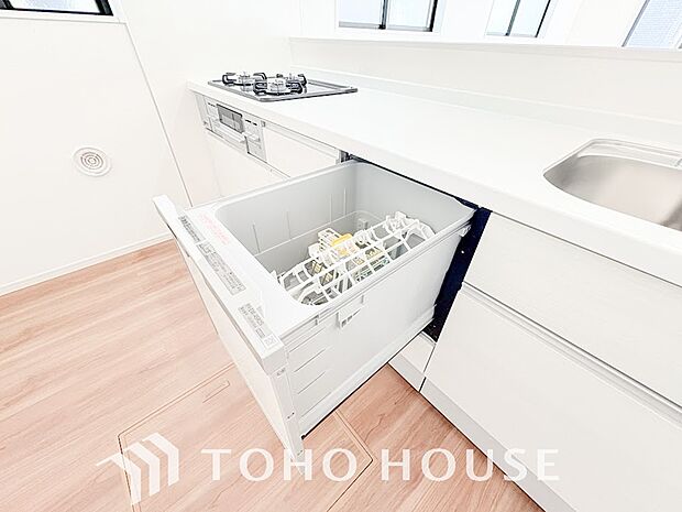 ビルトイン食器洗浄乾燥機付きのシステムキッチン。毎日の家事負担を軽減する嬉しい設備です。