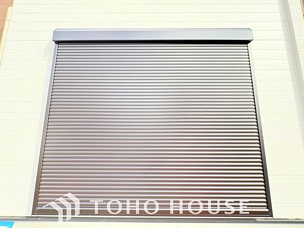 戸建にも防犯機能のシャッターを完備しております。寒い冬でも中から開閉が可能ですのでラクラクな所も便利です。