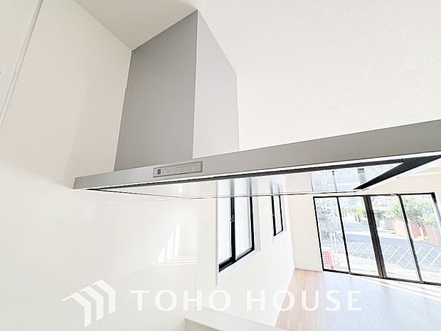 昨今主流のスリムタイプのレンジフード。スタイリッシュな見た目からインテリアとしても人気がある型です。