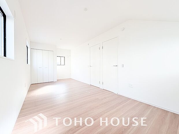 清潔感あるホワイトの壁紙と温もり溢れるカラーの床材が見事に調和した本邸宅。