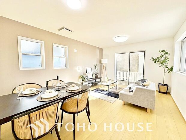 一日の中で多くの時間を過すことになるリビング。爽やかな通風と採光を存分に感じる事が出来る空間です。