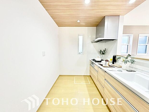 家族みんなでゆったりと調理や食事の準備ができる十分な広さを確保した、快適なキッチンスペース。