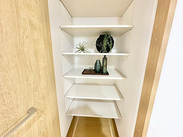 少しでも空いているスペースを収納にすることで、無駄のない空間を演出しております。