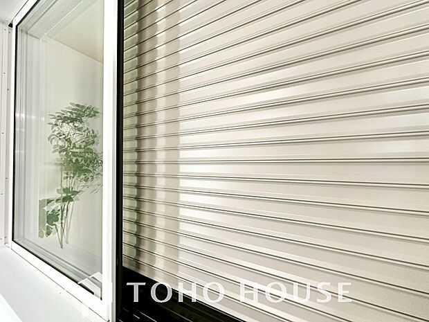 戸建にも防犯機能のシャッターを完備しております。寒い冬でも中からの開閉が可能です。